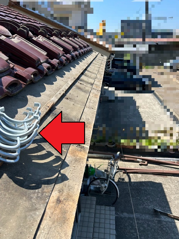 新しい雨どい吊り金具を設置