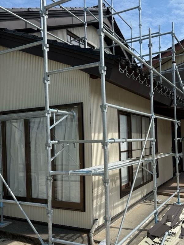 新しい外壁のSGLガルバリウム鋼板を設置