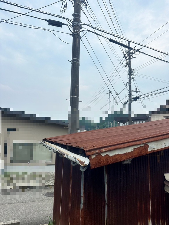 トタン波板の屋根が錆びてもろくなっています