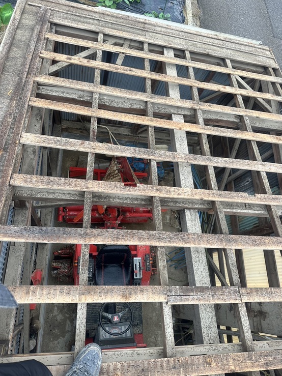 錆びていたトタン屋根をめくりました