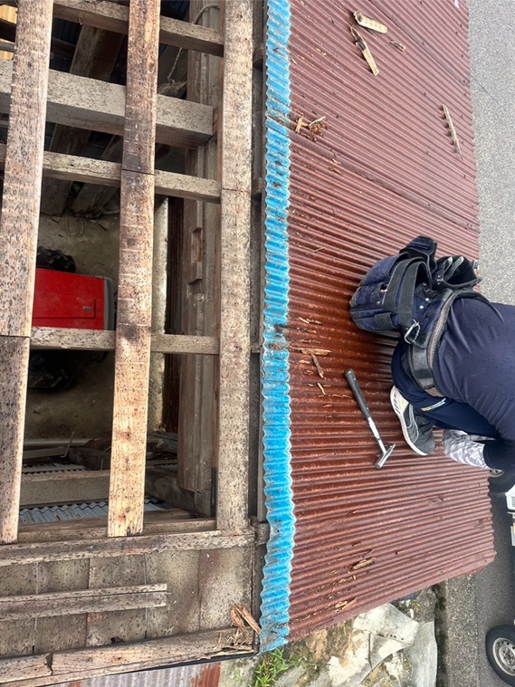 錆びていたトタン屋根をめくります