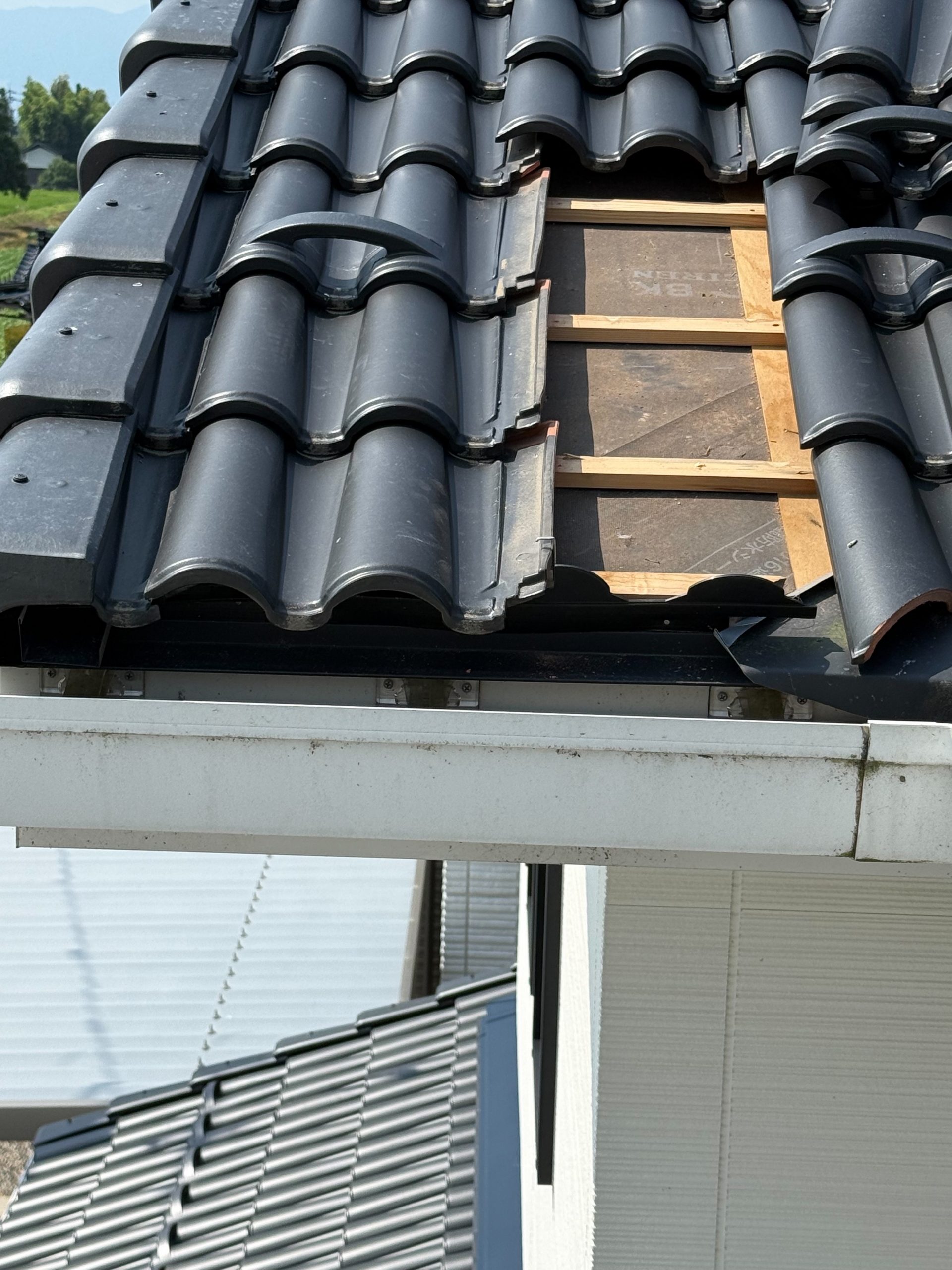 瓦の下も鳥の巣がないか確認していきます