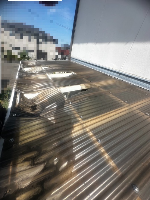 ベランダ屋根に穴