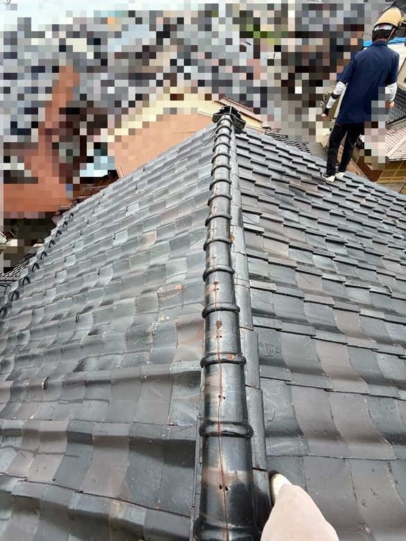 棟瓦がズレて歪んでいます