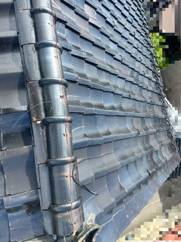 棟瓦がズレて歪んでいます