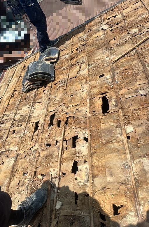 瓦屋根葺き替え工事　下地が激しく傷んでいます