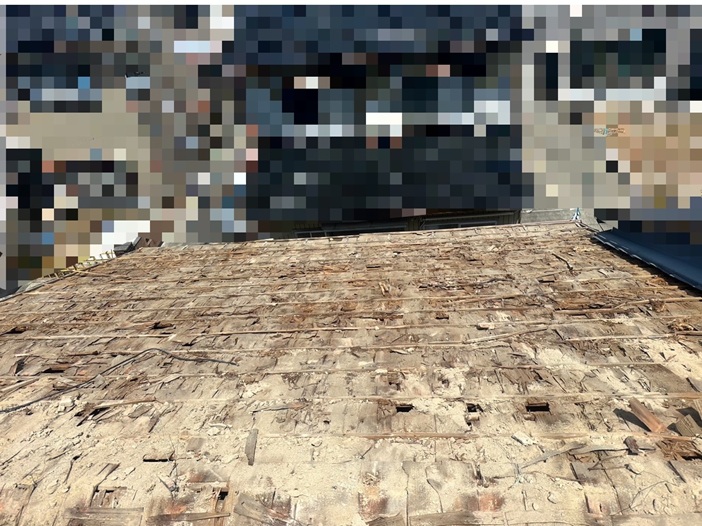 瓦屋根葺き替え工事　下地が激しく傷んでいます