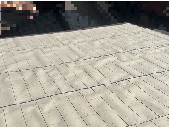 瓦用の防水シートを張ります