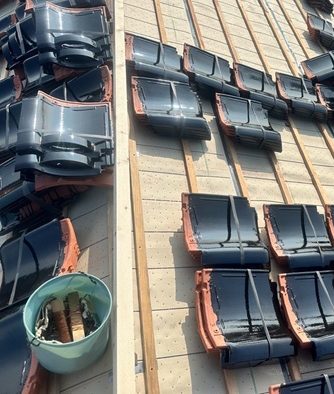 新しい瓦を設置していきます