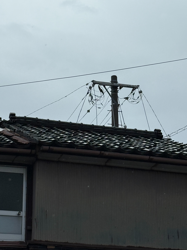 棟瓦も歪んでいます