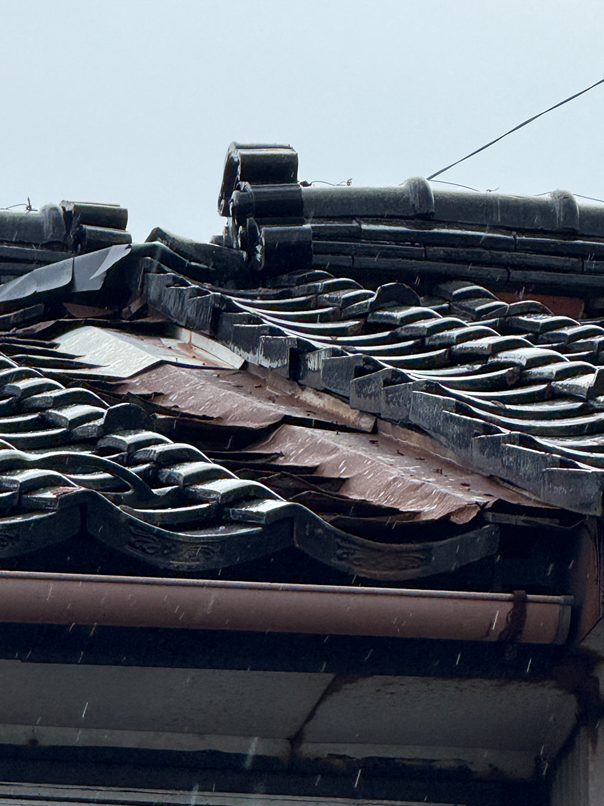 水切り金具がサビでもろくなっています