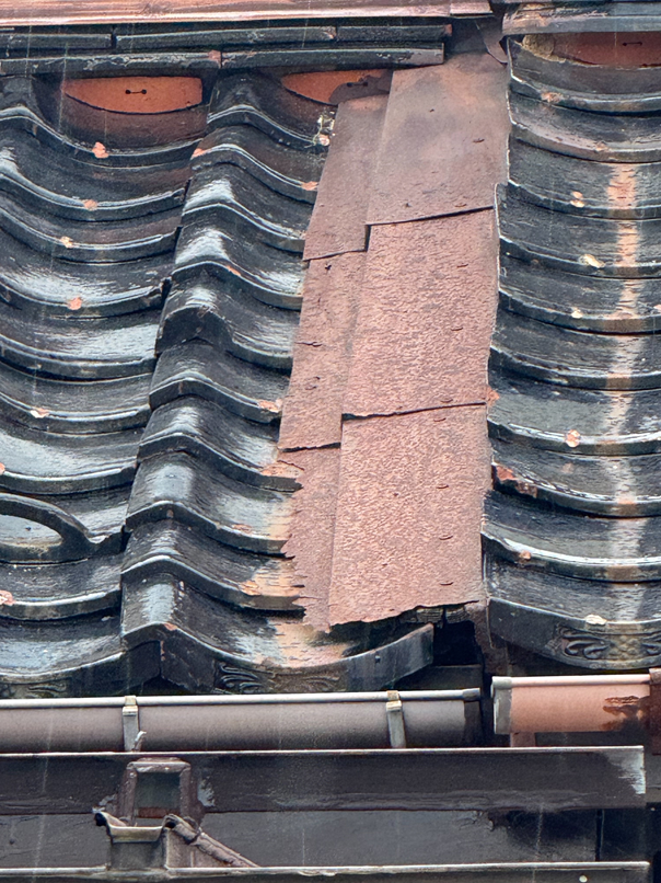 水切り金具がサビで脆くなっています