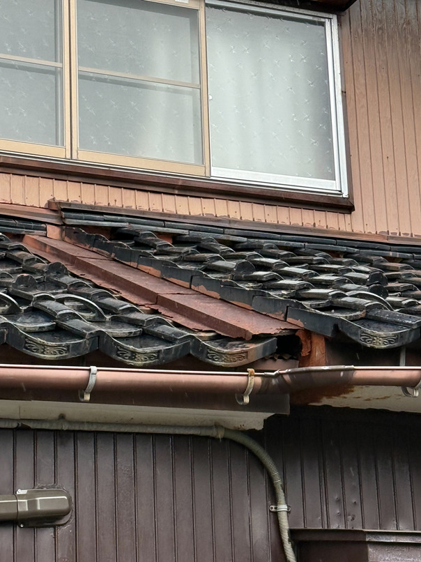 水切り金具がサビでもろくなっています