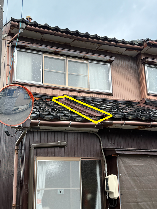 水切り金具がサビでもろくなっています