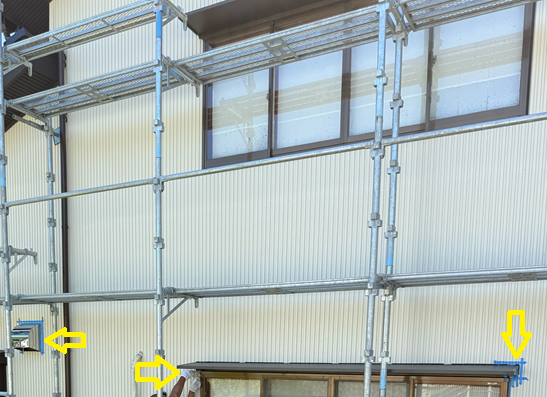 窓まわりや入隅などのすき間から雨水が入り込まないようにシーリング材（シリコンやウレタンなどからできている弾力性と耐水性に優れた補修材）を充填するため、テープで養生します。