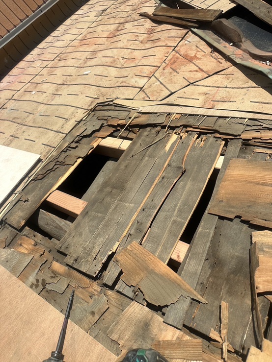 屋根の下地が傷んでいました
