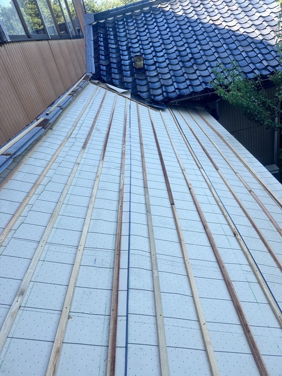 防水シートの上に瓦桟を設置