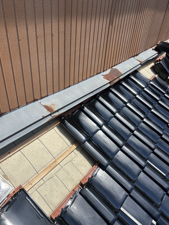 新しい瓦を１枚１枚、瓦桟に釘で固定していきます。