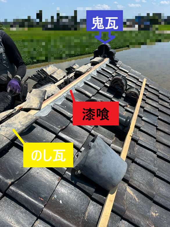 面戸瓦に漆喰を塗り、のし瓦を設置します