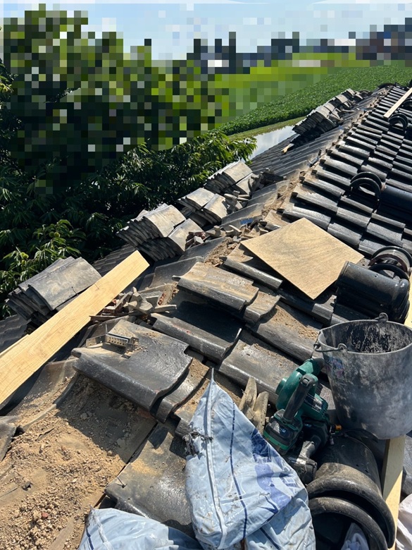 棟瓦を解体します