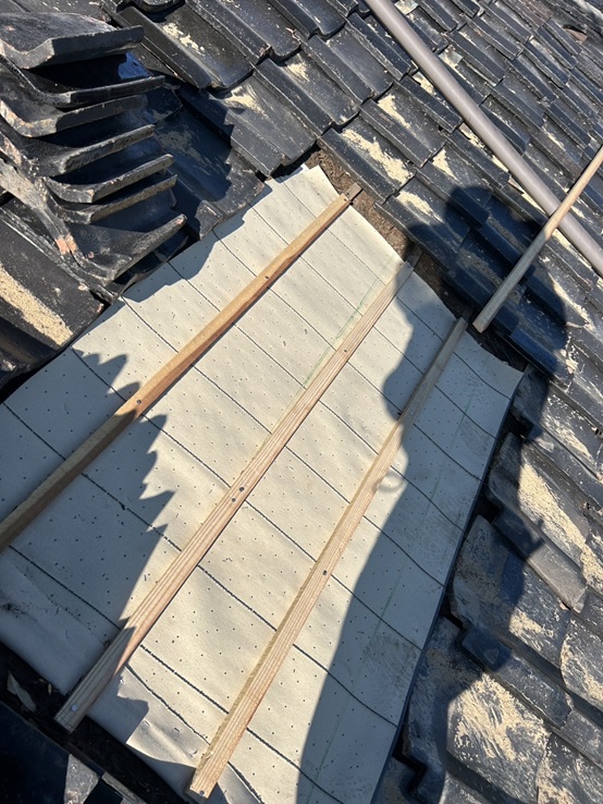 瓦用防水シートと新しい瓦桟を設置