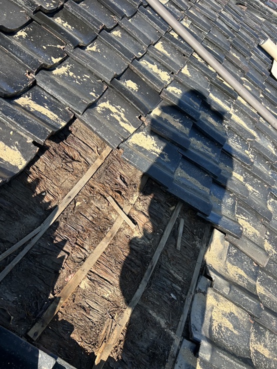 一部の屋根下地の傷みが激しい