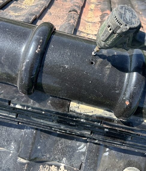 冠瓦をビスで固定