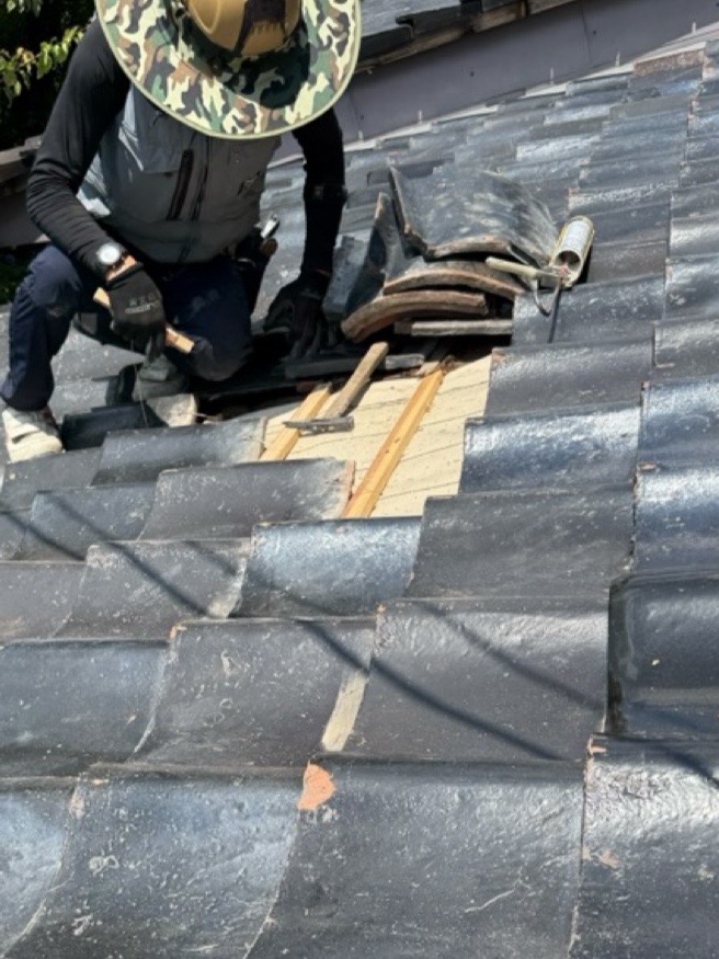 瓦の穴に銅線を通し、瓦桟に固定していきます