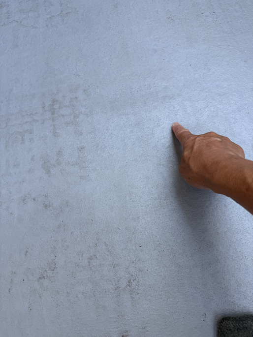 防水層が浮いています