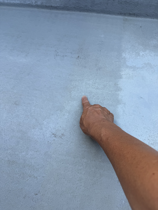 防水層が浮いています