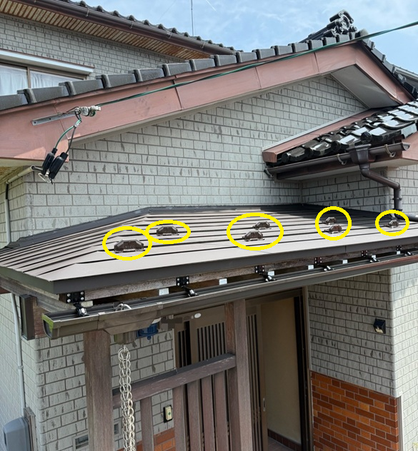 新しい雪止め金具を設置