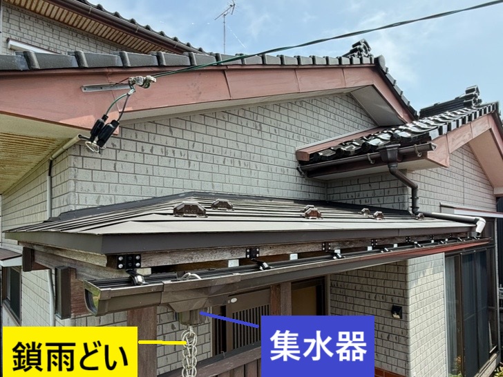 新しい集水器を軒樋に設置し、鎖雨どいを繋げます