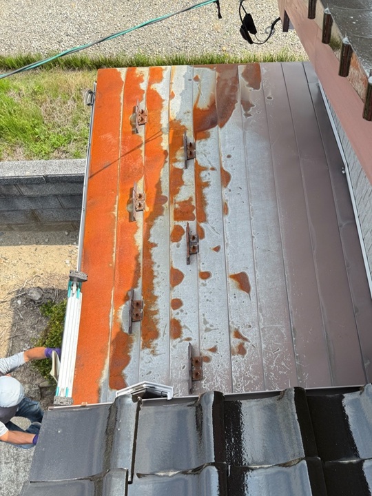 玄関屋根にサビが出ています
