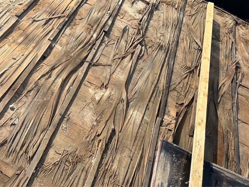 瓦屋根の下地が傷んでいました