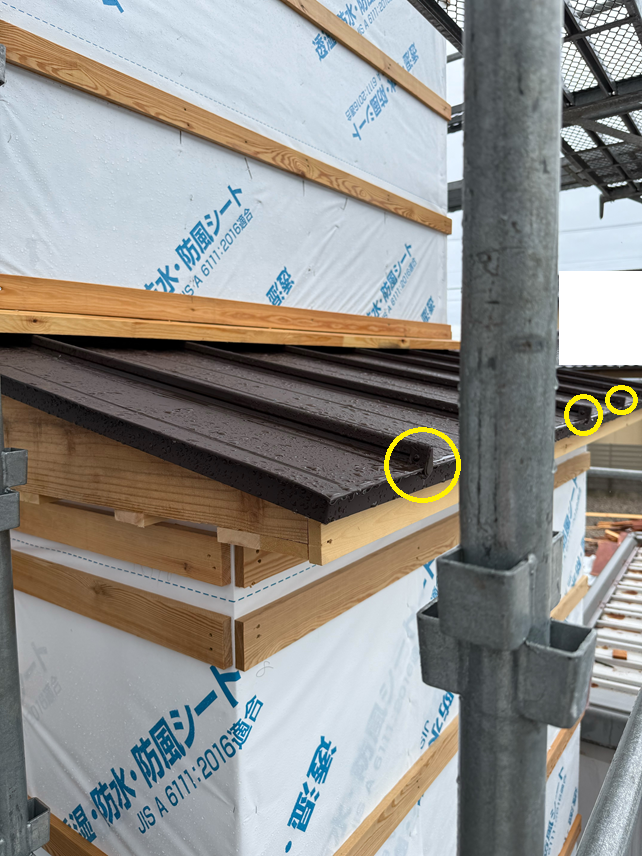 立平葺きでSGLガルバリウム鋼板同士が接合させている先端に、「小口キャップ」をビスで固定し取り付けました。