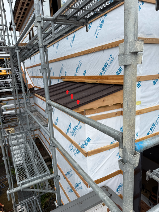 小屋根部分はSGLガルバリウム鋼板で立平葺き