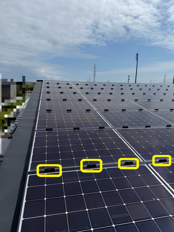 太陽光パネルの縁に雪止めが設置されていました