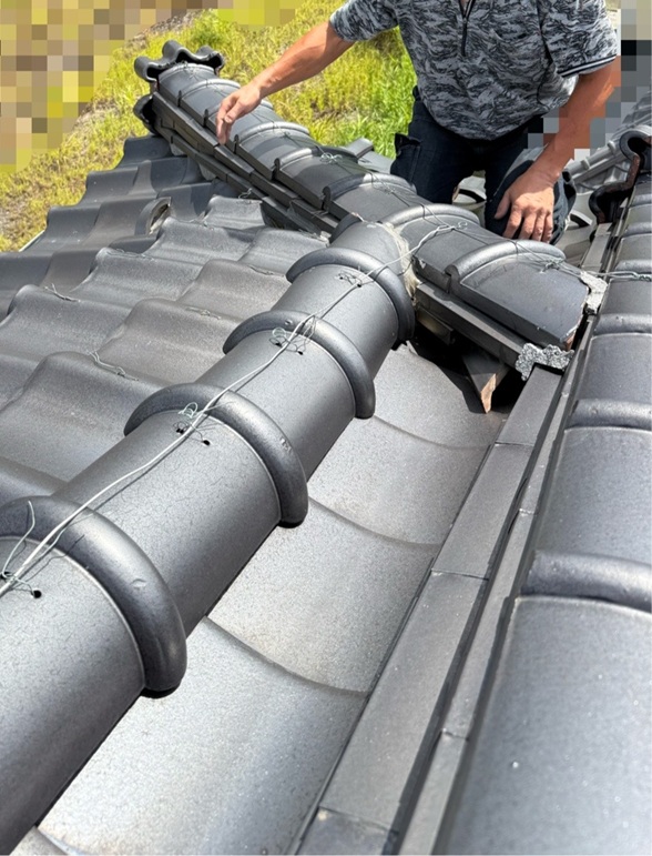雨漏りしている瓦屋根