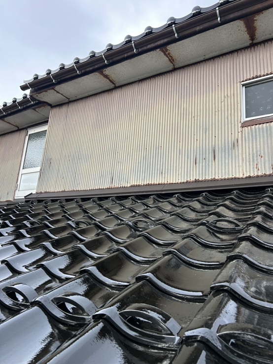 新しい瓦屋根に葺き替え雨どい交換を行いました