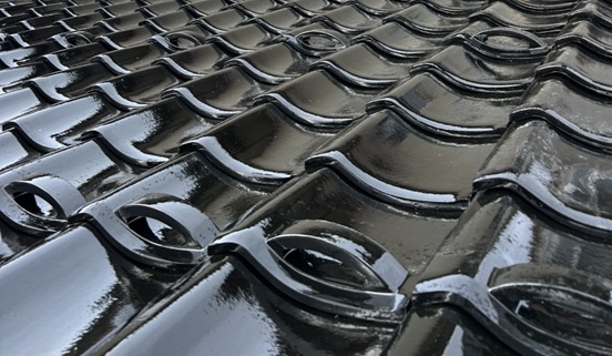 瓦屋根葺き替え工事　新しい瓦設置