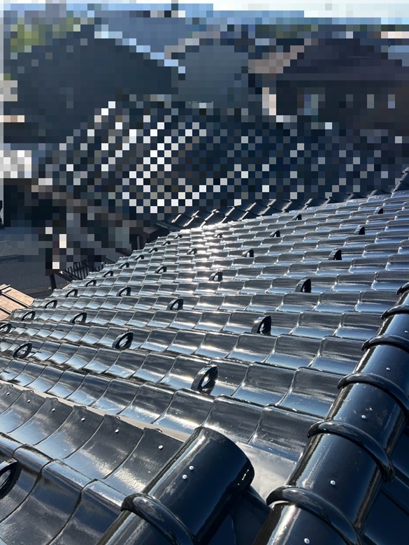 新しい瓦屋根に葺き替え雨どい交換を行いました