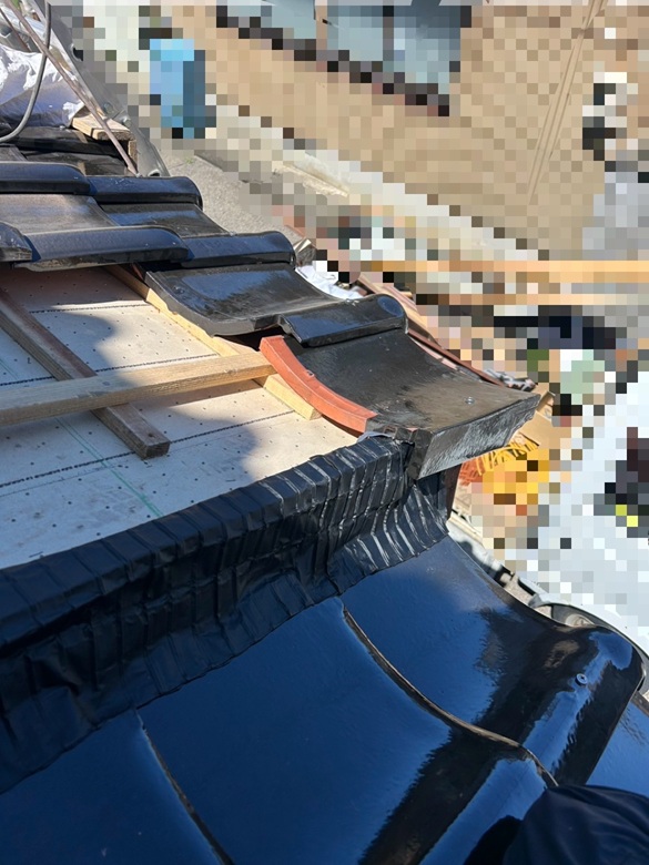 新しい瓦を１枚１枚固定します