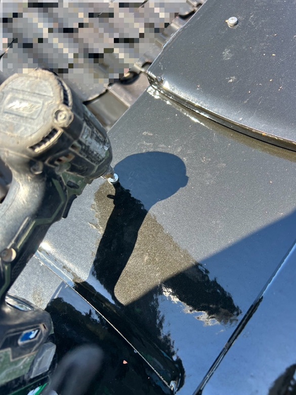 袖瓦はビスでしっかり固定します