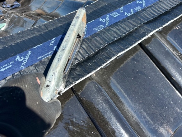 乾式面戸シートをタッカーで仮止め