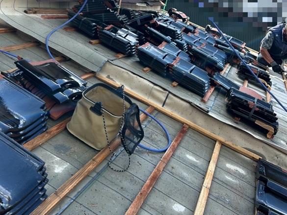 新しい瓦を１枚１枚固定します