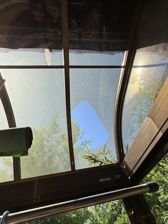 サンルーム屋根のポリカ板が割れている