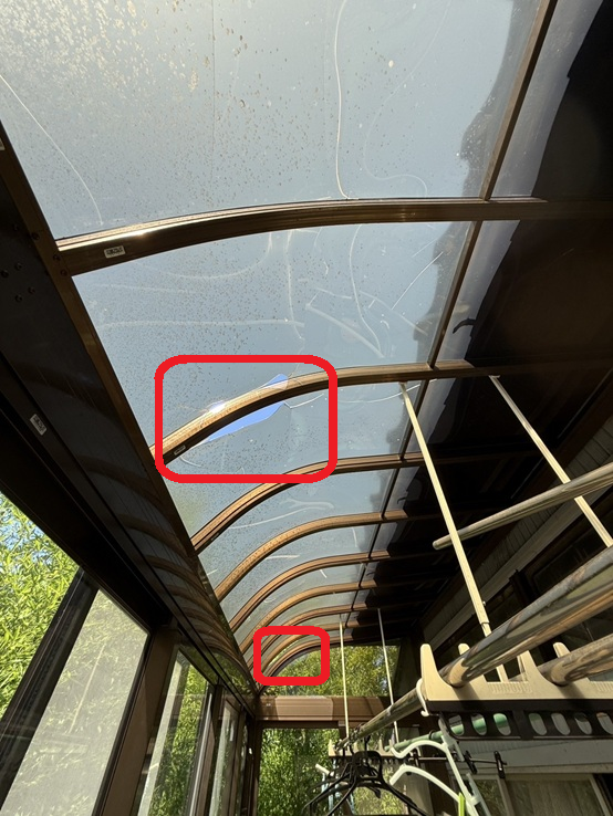 サンルームの屋根パネルが割れています