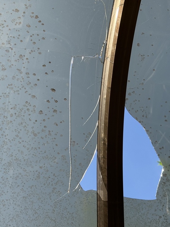 サンルームの屋根パネルが割れています