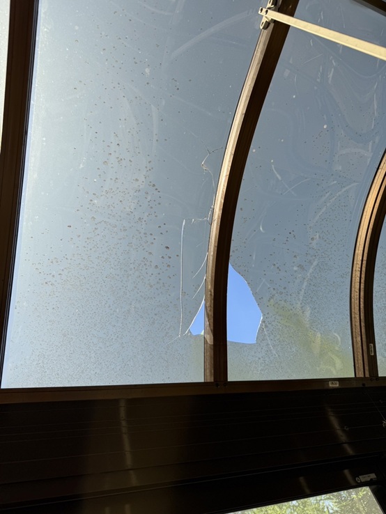 サンルームの屋根パネルが割れています