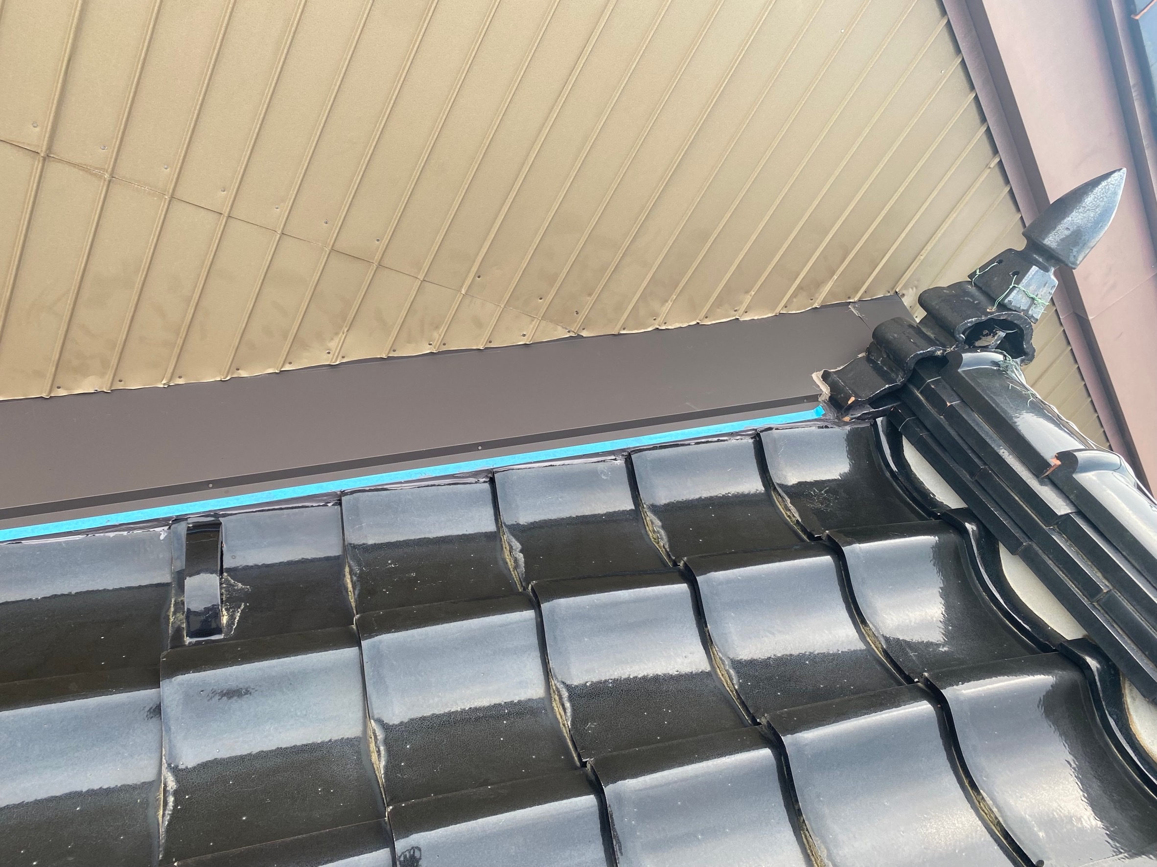 シーリング工事のためテープで養生